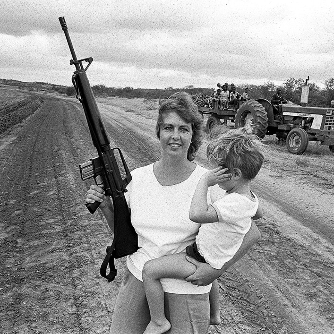 Mrs Margie du Preez and son Paul, 4. She prefers peace but keeps her semi-automatic assault rifle ready. Transvaal, SOUTH AFRICA - 19/12/1985. diffused in January 1986.