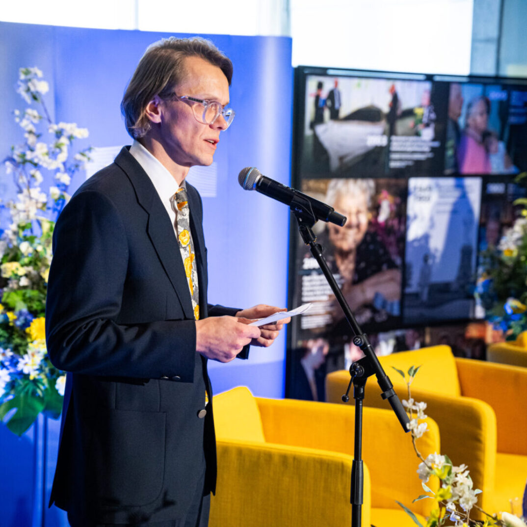Toomas Järvet Euroopa päeval Vabamus kõnet pidamas ja tutvustamas Ukraina Kunsti Festivali.