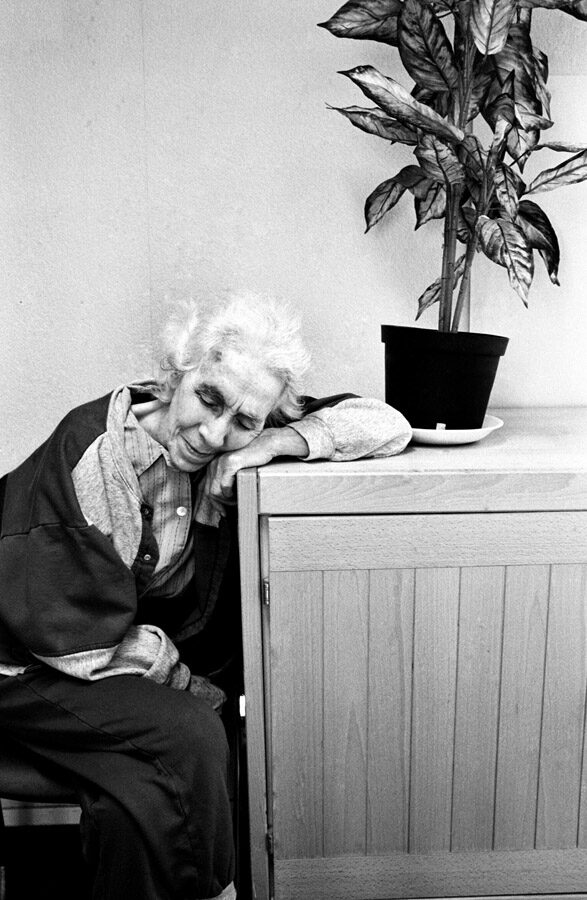 Maladie d'Alzheimer. Malade alzheimer. Service de gériatrie de l'hôpital de Villejuif.1994. Photo issue du livre "Fait et Cause", éditions Robert Delpire.