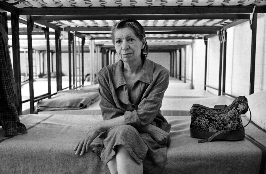 SDF. Claudine dans le dortoir. Centre d'hébergement pour les personnes sans-abri. Nanterre. 1995. Photo issue du livre " les damnés de Nanterre", photo-poche, éditions Nathan.