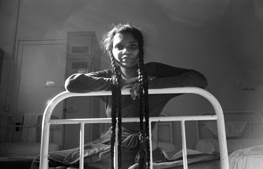 SDF. Une jeune femme sur son lit. Centre d'hébergement pour les personnes sans-abri. Nanterre. 1995. Photo issue du livre " les damnés de Nanterre " photo-poche, éditions Nathan.