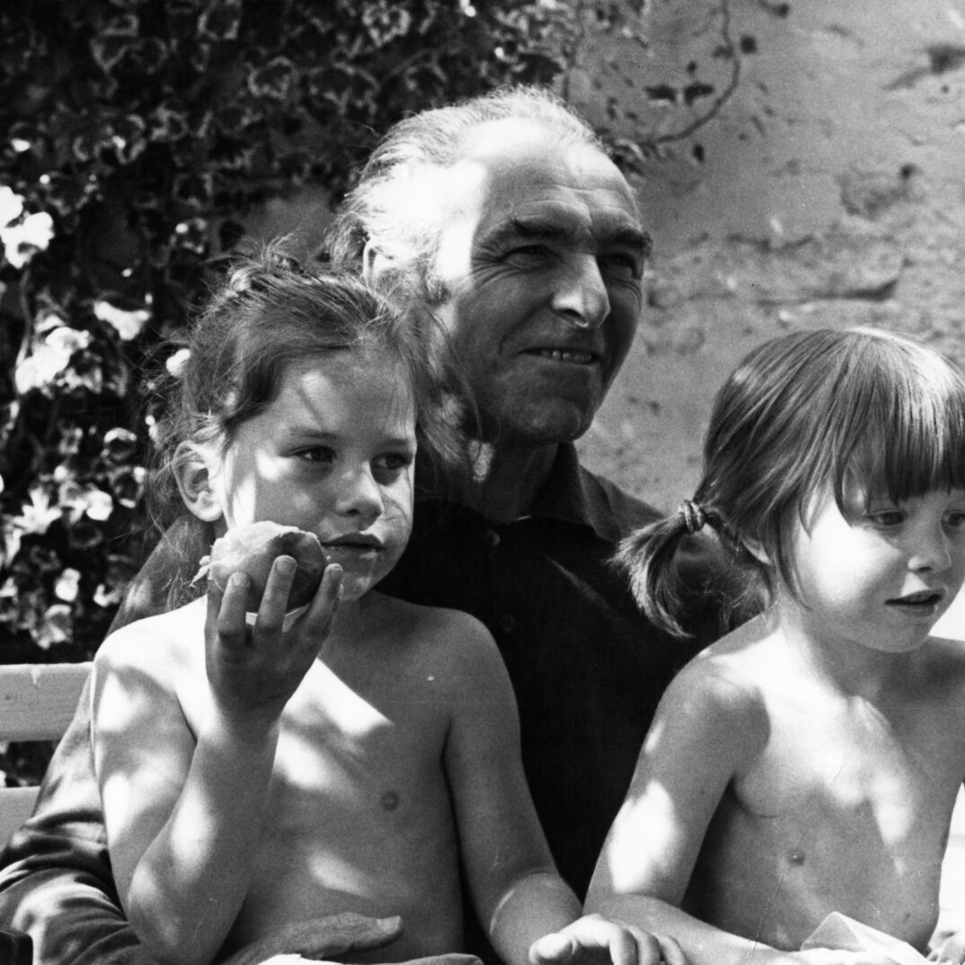 Robert Doisneau et ses petits enfants Sonia Alexandre Marie Clémentine Buthiers été 1978 HD_crop