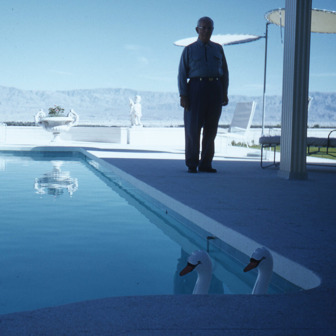 Doisneau Les cygnes gonflables, Palm Springs 1960_crop