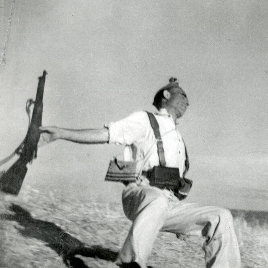 Robert Capa_langev_sõdur