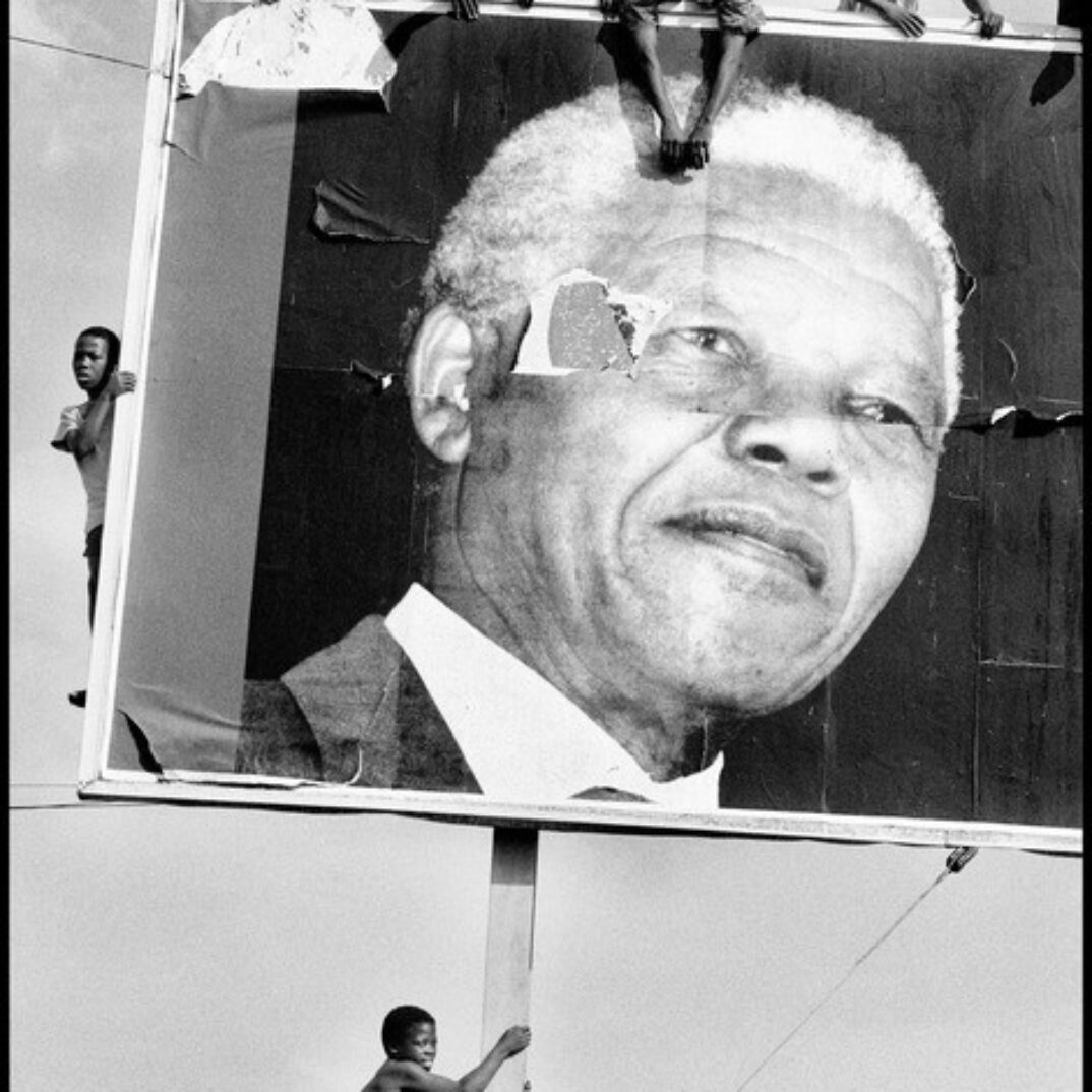 SOUTH AFRICA. Natal. Lamontville. Supporters climb to every vantage point whilst awaiting the arrival of Nelson MANDELA. 1994